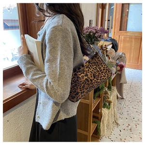 Dettaglio della borsa a spalla alla moda con stampa leopardata e tracolla in pelle