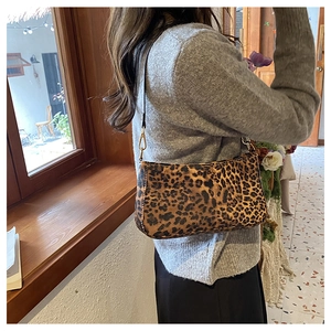 Dettaglio borsa a spalla in PU leopardata con fibbie dorate e cuciture decorative