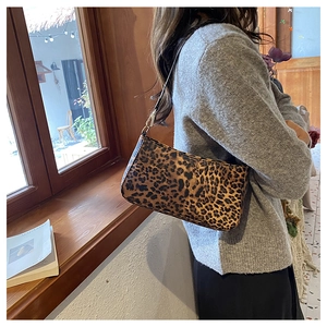 Borsa a spalla chic con stampa leopardata e fibbia dorata in una scena di stile di vita