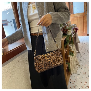 Borsa sottobraccio chic con stampa leopardata in ecopelle e cerniera dorata sottile