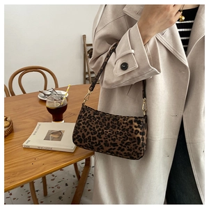 Dettaglio della borsa a spalla in pelle PU leopardata con fibbie in metallo dorato