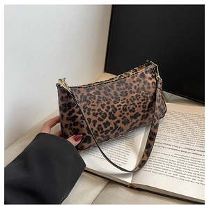Dettaglio ravvicinato della borsa leopardata con eleganti accessori in metallo dorato lucido