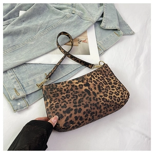Dettaglio borsa a spalla leopardata con fibbie in metallo dorato e trama vintage