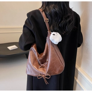 Sac hobo marron en cuir avec nœud décoratif et pendentif d'ours pour femmes