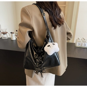 Grand sac cabas noir en cuir avec nœud à cordon et breloque panda en peluche incluse