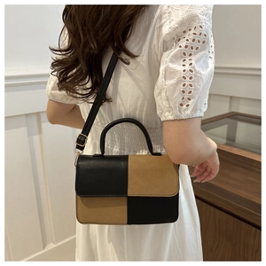 Elegante borsa quadrata da donna con pannelli neri e marroni e manico superiore