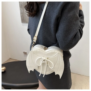 Sac bandoulière élégant en forme de cœur avec ailes de chauve-souris et nœud pour femme