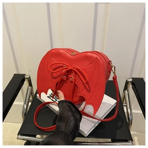 Détails du sac cœur rouge avec ailes de chauve-souris, lacets et zip doré métallique