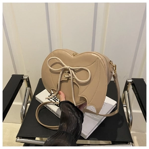 Détail du sac à bandoulière en forme de cœur avec ailes de chauve-souris
