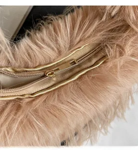 Detailaufnahme des goldenen Metallreißverschlusses dieser hellbraunen Plüschtasche für Damen