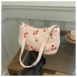 Borsa a spalla in velluto a coste rosa con stampa di ciliegie e tracolla in tinta