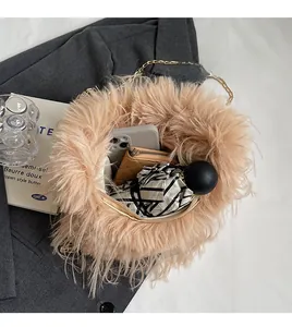 Geräumiger Innenraum der apricotfarbenen Plüschtasche mit Handy, Geldbeutel und Schirm