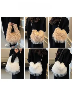 Detailsicht der Plüsch-Handtasche mit Perlenkette in den Farben Weiß und Beige