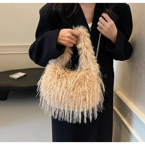 Plüschige Handtasche in Beige mit goldenem Kettenriemen für Schulter oder Crossbody-Look