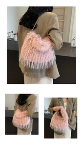 Detail der rosa Kunstpelz-Wolkentasche mit goldener Kette für den Winter-Look