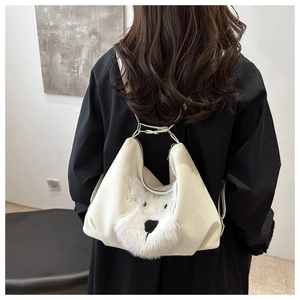 Détail du sac blanc en similicuir avec tête de chien en peluche porté sur le dos
