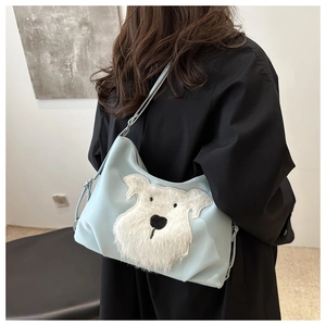 Détail du sac bandoulière bleu clair avec motif chien Schnauzer en peluche blanche