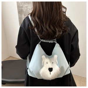 Détail du sac bandoulière bleu clair avec visage de chiot en peluche 3D et sangle