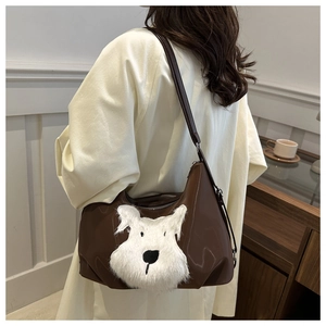 Vue détaillée du sac cabas marron avec une application de tête de chien en peluche
