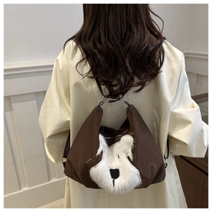 Sac fourre-tout marron avec motif chien en peluche porté par un mannequin en tenue