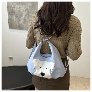 Vue arrière du cabas en nylon bleu clair avec tête de chien en peluche sur modèle
