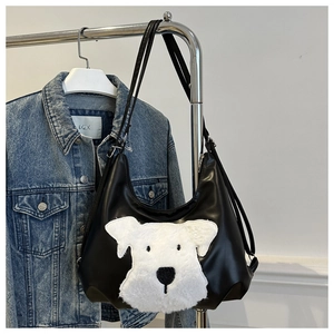 Détail d'un sac cabas en cuir PU noir avec un écusson de schnauzer en fausse fourrure