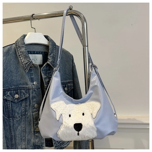 Détail du sac fourre-tout bleu clair avec un joli patch brodé de chiot en peluche blanc
