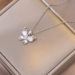 Élégant collier papillon en argent avec incrustation de nacre et zircons sur un écrin à bijoux