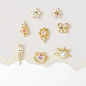 Set de 8 boucles d'oreilles dorées avec motifs chat, fleurs et pierres de zircon
