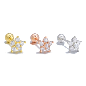 Vue détaillée de trois piercings hélix fleur avec pétales en zircon et perle centrale