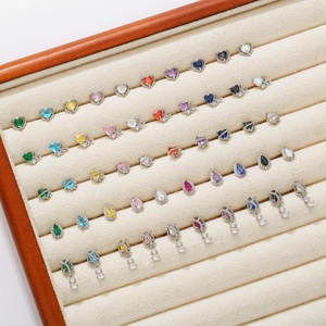 Orecchini a perno a forma di cuore e pianeta placcati oro 18k con zirconi colorati