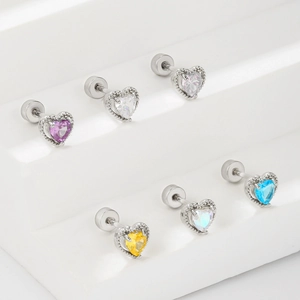 Bunte Herz-Zirkonia-Ohrstecker aus poliertem Edelstahl mit Schraubverschluss-Design