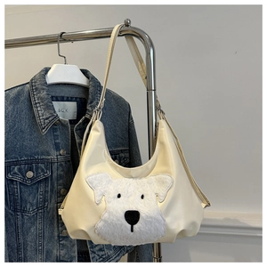 Détail du sac fourre-tout en cuir PU crème avec motif de chien Schnauzer en peluche blanche