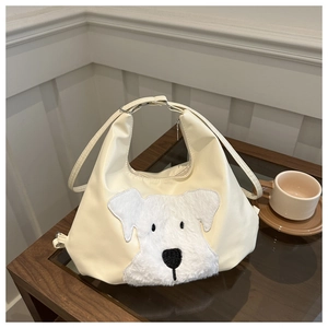 Sac fourre-tout rétro jaune crème avec patch chien en peluche sur table