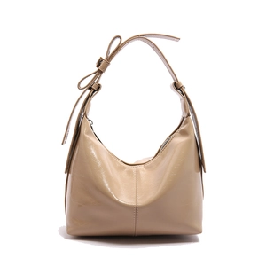 Schicke beige Hobo-Tasche aus glänzendem Leder mit Schleifenknoten am Schultergurt