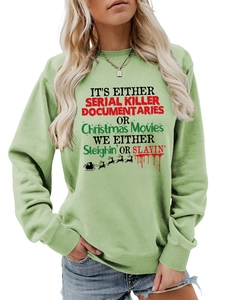 Dettaglio felpa verde chiaro con scollo a costine e stampa con slogan festivo