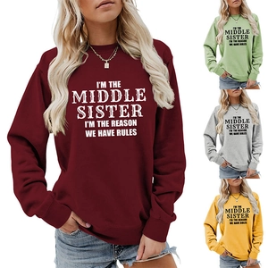 Détail du sweat à col rond montrant l'imprimé blanc et les options de couleurs variées