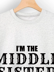 Détail du sweat-shirt gris avec inscription noire I'M THE MIDDLE SISTER imprimée