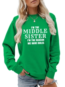 Détail du sweat vert pour femme avec texte blanc I'm The Middle Sister et poignets côtelés