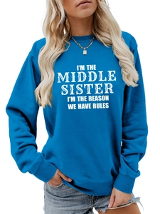 Détail du sweat-shirt bleu avec le slogan imprimé I'm the Middle Sister
