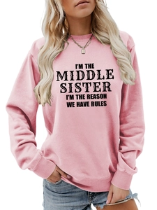 Détail du sweat-shirt rose avec le slogan imprimé I'M THE MIDDLE SISTER en lettres
