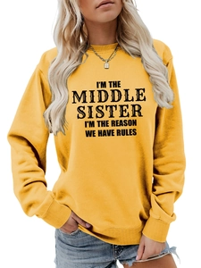 Détail des poignets côtelés et slogan imprimé sur le sweat jaune à manches longues