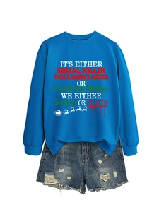 Dettaglio della felpa blu con scritta natalizia e pantaloncini di jeans strappati