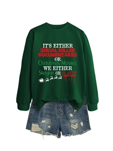 Dettaglio della felpa natalizia verde scuro con slogan e set di pantaloncini in denim