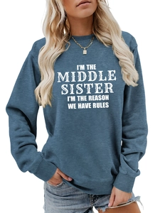 Détail du sweat-shirt bleu marine avec slogan I'M THE MIDDLE SISTER et finitions côtelées