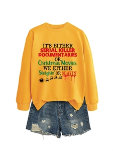 Posa piatta di felpa a maniche lunghe giallo brillante e pantaloncini di jeans con stampa grafica