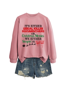 Dettaglio di una felpa rosa a maniche lunghe con slogan e pantaloncini in denim