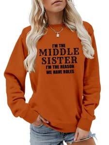 Détail du sweat orange citrouille avec inscription I'm the Middle Sister imprimée
