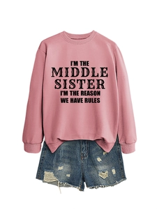 Sweat rose à col rond avec slogan 'I'M THE MIDDLE SISTER' et short en jean bleu