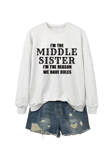 Vue détaillée à plat d'un sweat-shirt gris avec texte middle sister et short en jean